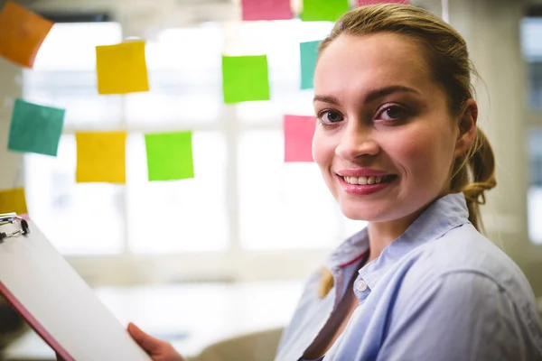 Business woman holding note pad — стоковое фото