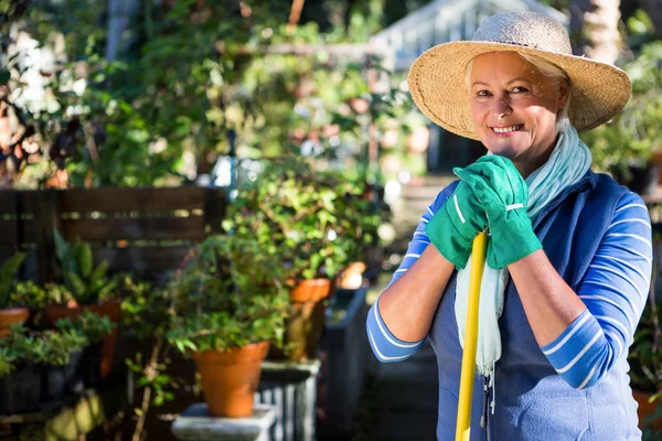 Счастливый зрелый садовник в саду — стоковое фото