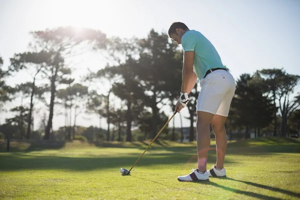 Mladý muž hraje golf — Stock fotografie