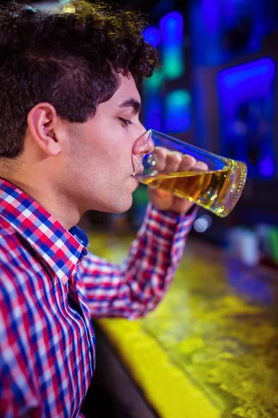 Uomo che beve birra al bancone del bar — Foto Stock