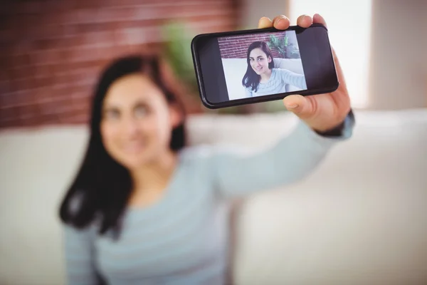 Mulher tomando selfie em casa — Fotografia de Stock