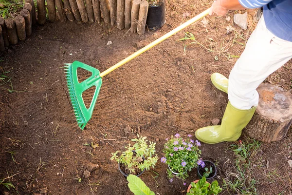 Jardinier utilisant râteau à la ferme — Photo