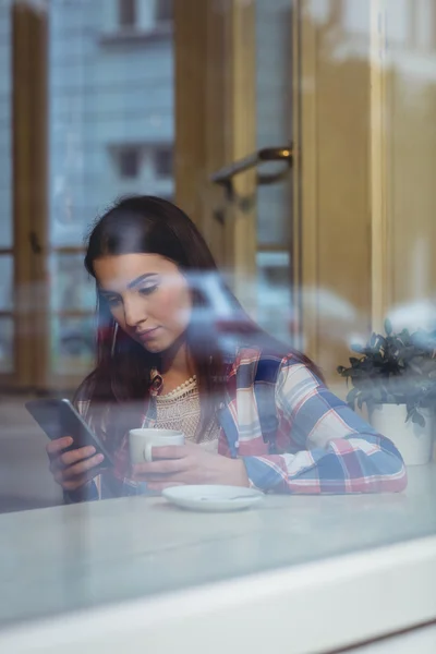 Mujer usando teléfono inteligente en la cafetería —  Fotos de Stock