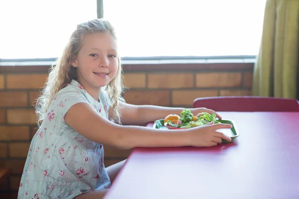 Nettes Mädchen beim Essen — Stockfoto