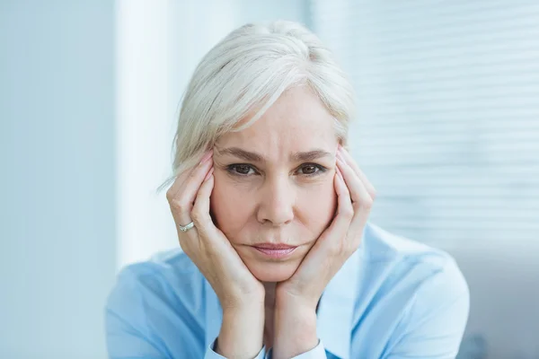 Porträtt av ledsen äldre kvinna — Stockfoto