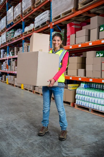 Trabajador sonriente sosteniendo cajas — Foto de Stock