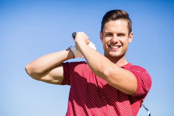 Golfista hombre tomando tiro —  Fotos de Stock