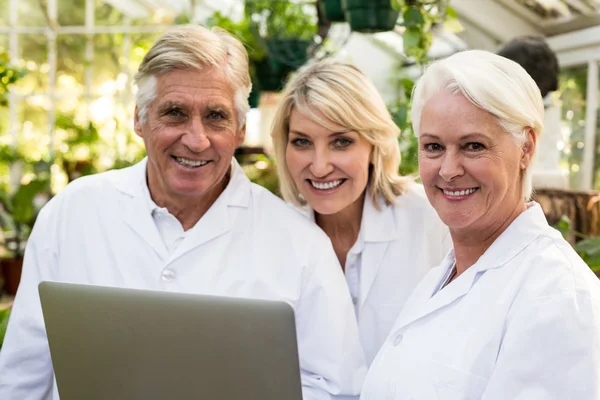 Wissenschaftler mit Laptop im Gewächshaus — Stockfoto