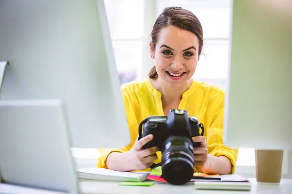 Kendine güvenen profesyonel dijital fotoğraf makinesi ile — Stok fotoğraf