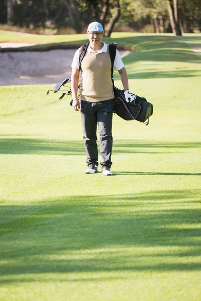 Sportsman promenader med sin golfbag — Stockfoto