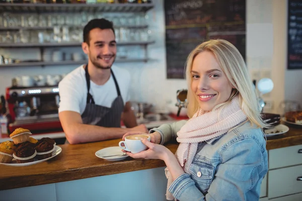 Woman with waiter at cafe — Stock Photo, Image