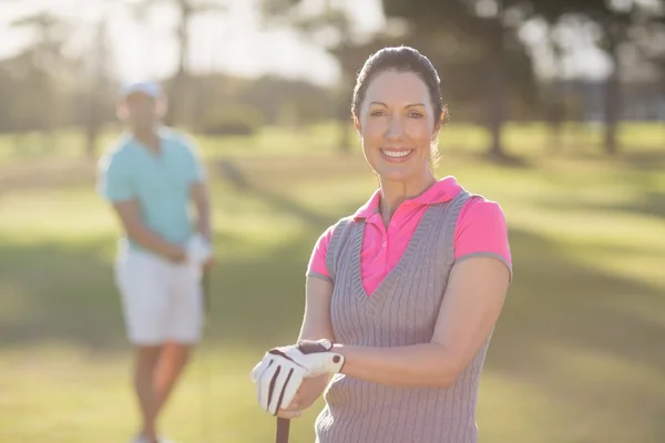 Usmívající se žena golfista — Stock fotografie