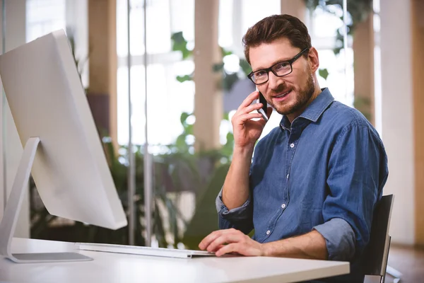 Selbstbewusste Führungskraft im Handy-Gespräch — Stockfoto