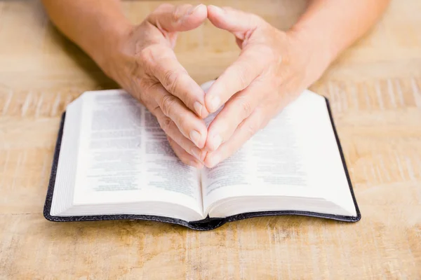 Personne avec la bible à table — Photo