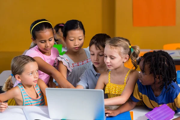 Klasgenoten met behulp van laptop — Stockfoto