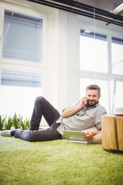 Empresário falando ao telefone — Fotografia de Stock