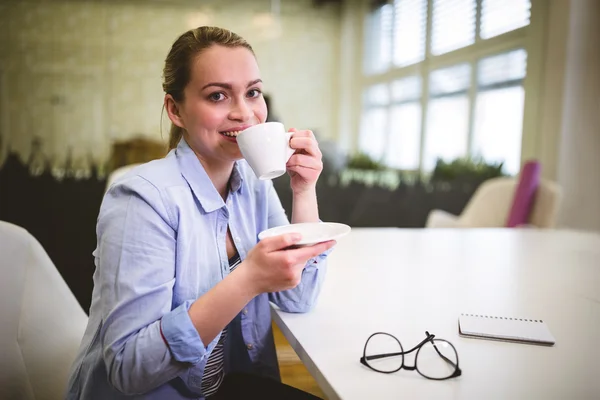 Mujer de negocios sonriente tomando café —  Fotos de Stock