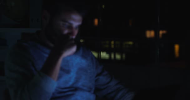 Casual zakenman werken bij nacht — Stockvideo