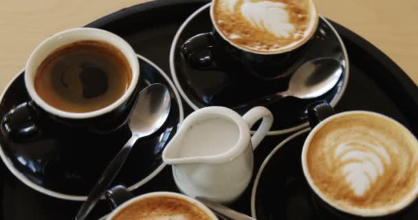 Cups of coffee rotating on tray — Stock Video