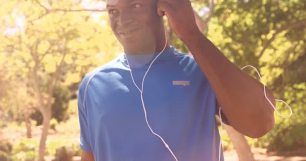 Deportista corriendo con música en el parque — Vídeos de Stock
