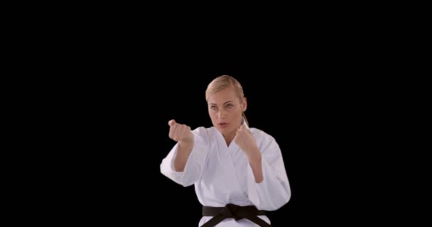 Mujer deportiva practicando karate — Vídeo de stock