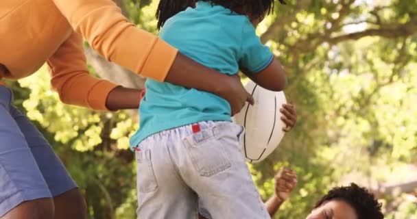 Familia está jugando rugby en un parque — Vídeos de Stock