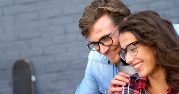 Vrienden kijken naar smartphone en glimlachen — Stockvideo