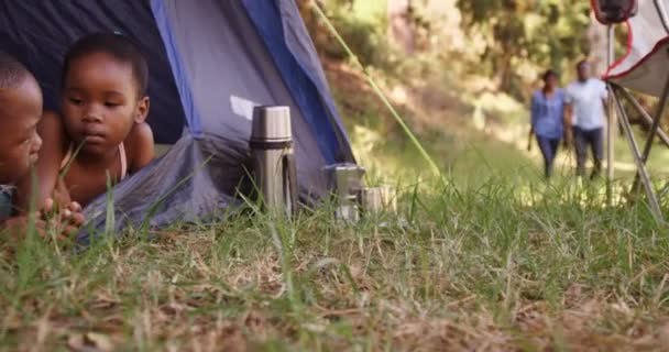 Les enfants attendent leur parent dans une tente — Video