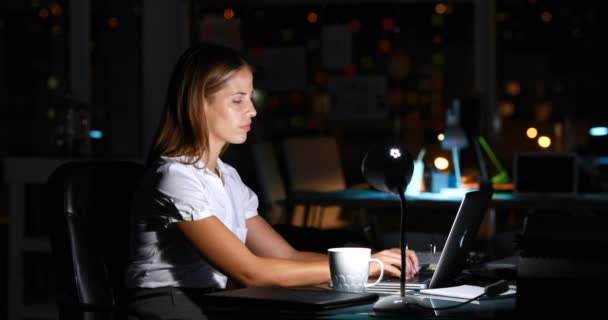 Femme d'affaires buvant du café la nuit — Video