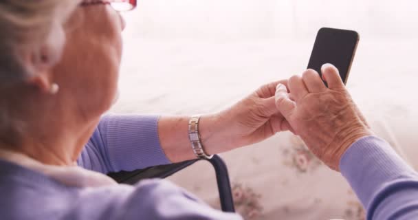 Femme âgée utilisant un téléphone portable — Video