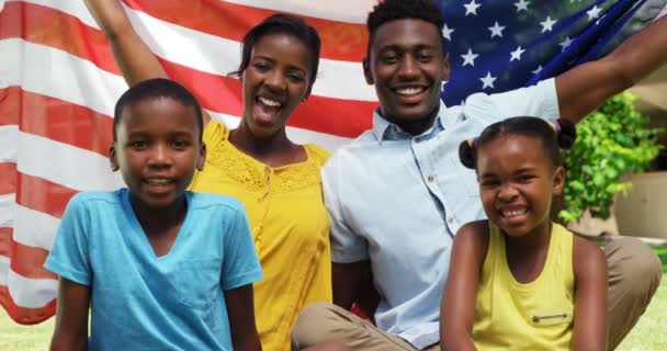 Familia con la bandera americana — Vídeos de Stock