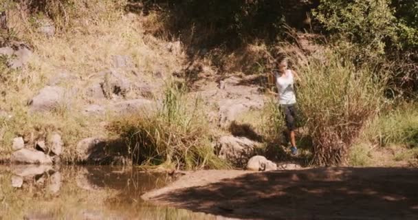 Vrouw joggen op het platteland — Stockvideo