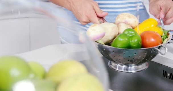 Homme laver les légumes — Video