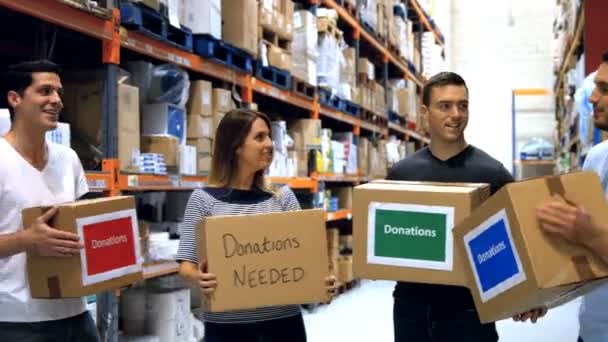 Hombres y mujeres que llevan caja de donación — Vídeo de stock