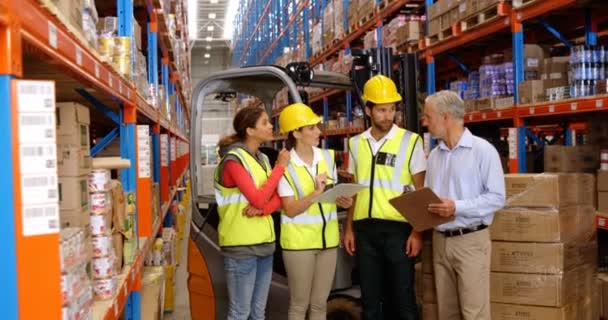 Warehouse workers working together — Stock Video