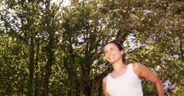 Kobieta jogging w lesie — Wideo stockowe