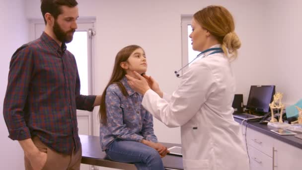 Läkaren undersöker en flicka — Stockvideo