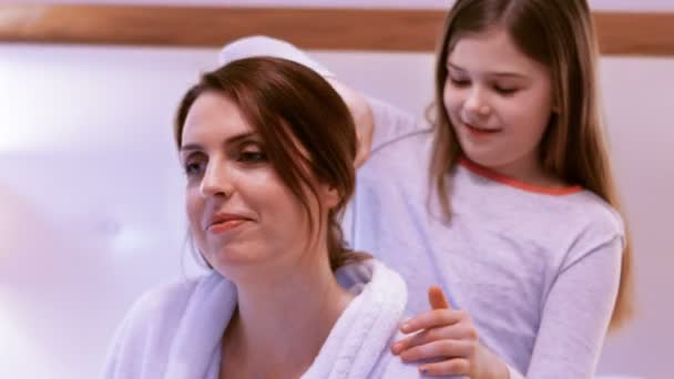 Hija peinando el cabello de la madre en la cama — Vídeos de Stock