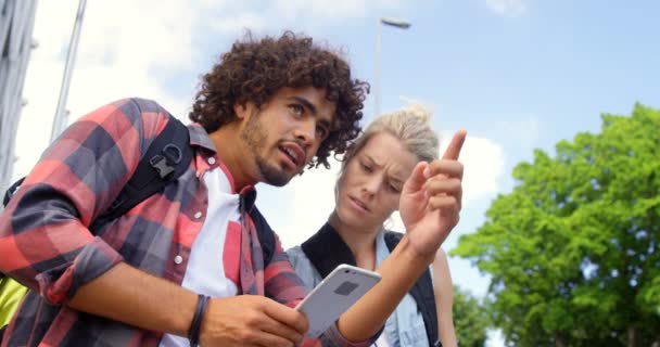 Hombre y mujer en busca de dirección — Vídeo de stock