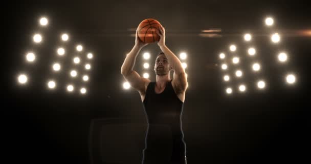 Молодой человек играет в баскетбол — стоковое видео