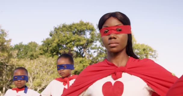 Семья позирует в костюмах супергероев — стоковое видео