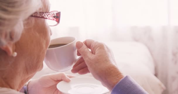 Mujer mayor tomando una taza de té — Vídeo de stock