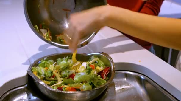 Femme lave la laitue dans la cuisine — Video