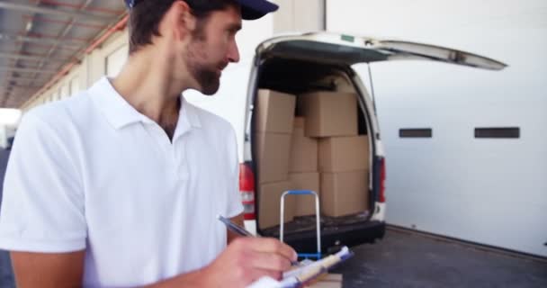 Porträtt av en deliveryman — Stockvideo
