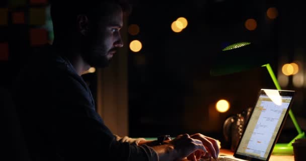 Geceleri bir dizüstü bilgisayar kullanarak iş adamı — Stok video