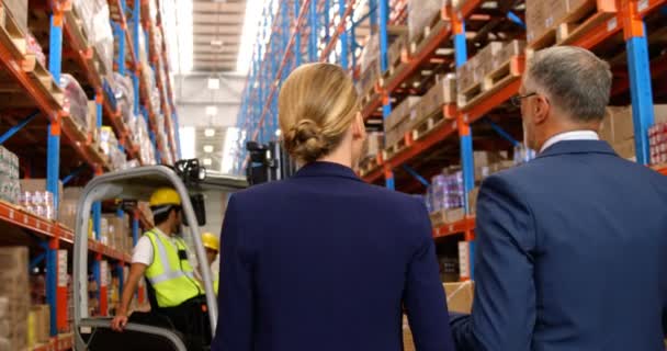 Manager walking through the corridor — Stock Video