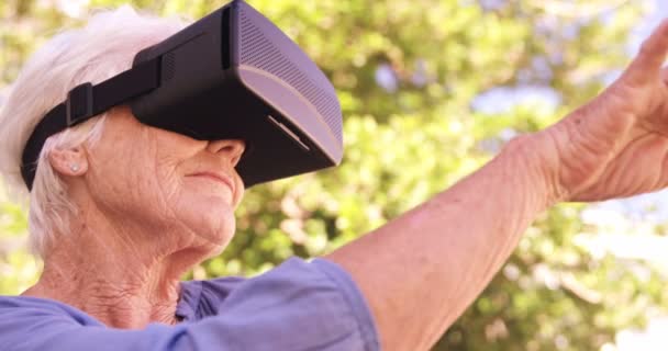 Senior woman wearing virtual glasses — Stock Video