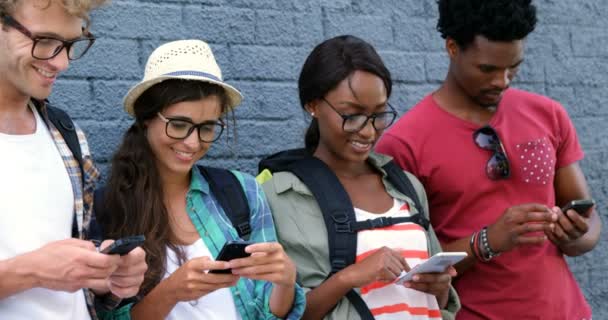 Hipsters estão usando seu smartphone — Vídeo de Stock