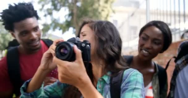 Друзі фотографують на відкритому повітрі — стокове відео