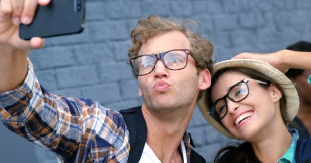 I giovani hipster si stanno facendo un selfie — Video Stock